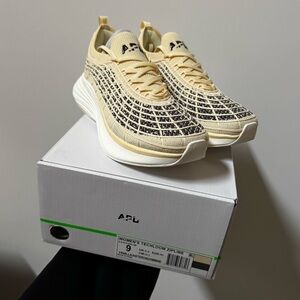 NWT APL Zipline vanilla/asteroid/ombre size 9 women’s